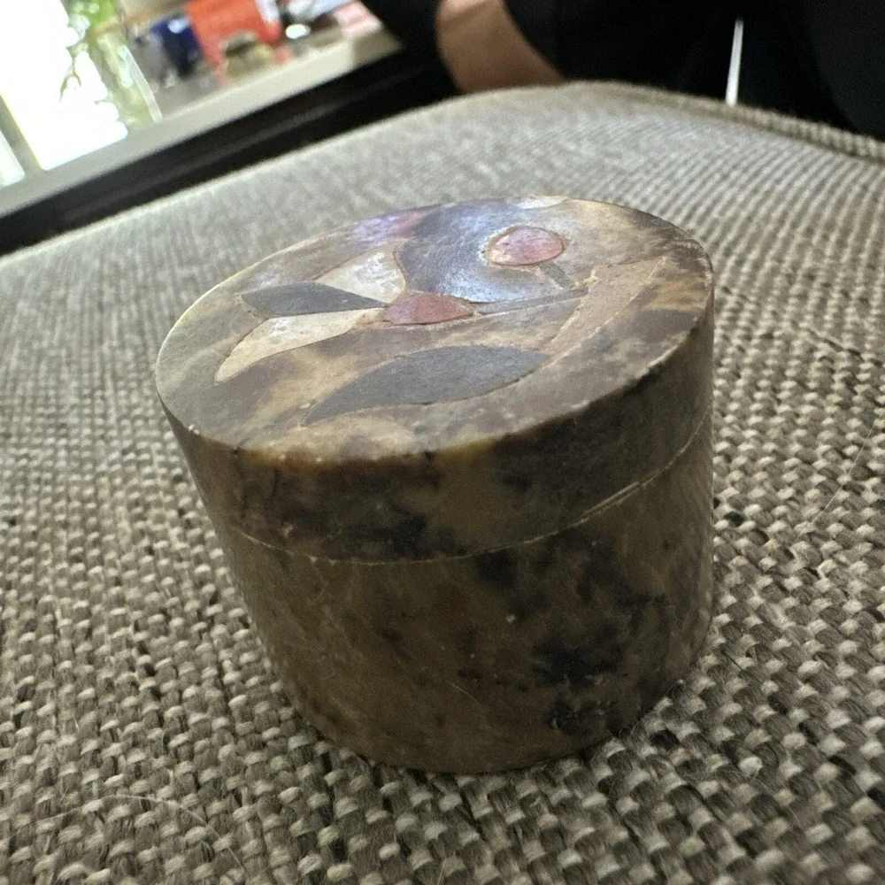 Vintage Soapstone Trinket Box Mother of Pearl Inlay Oval Flowers‎ Amber
